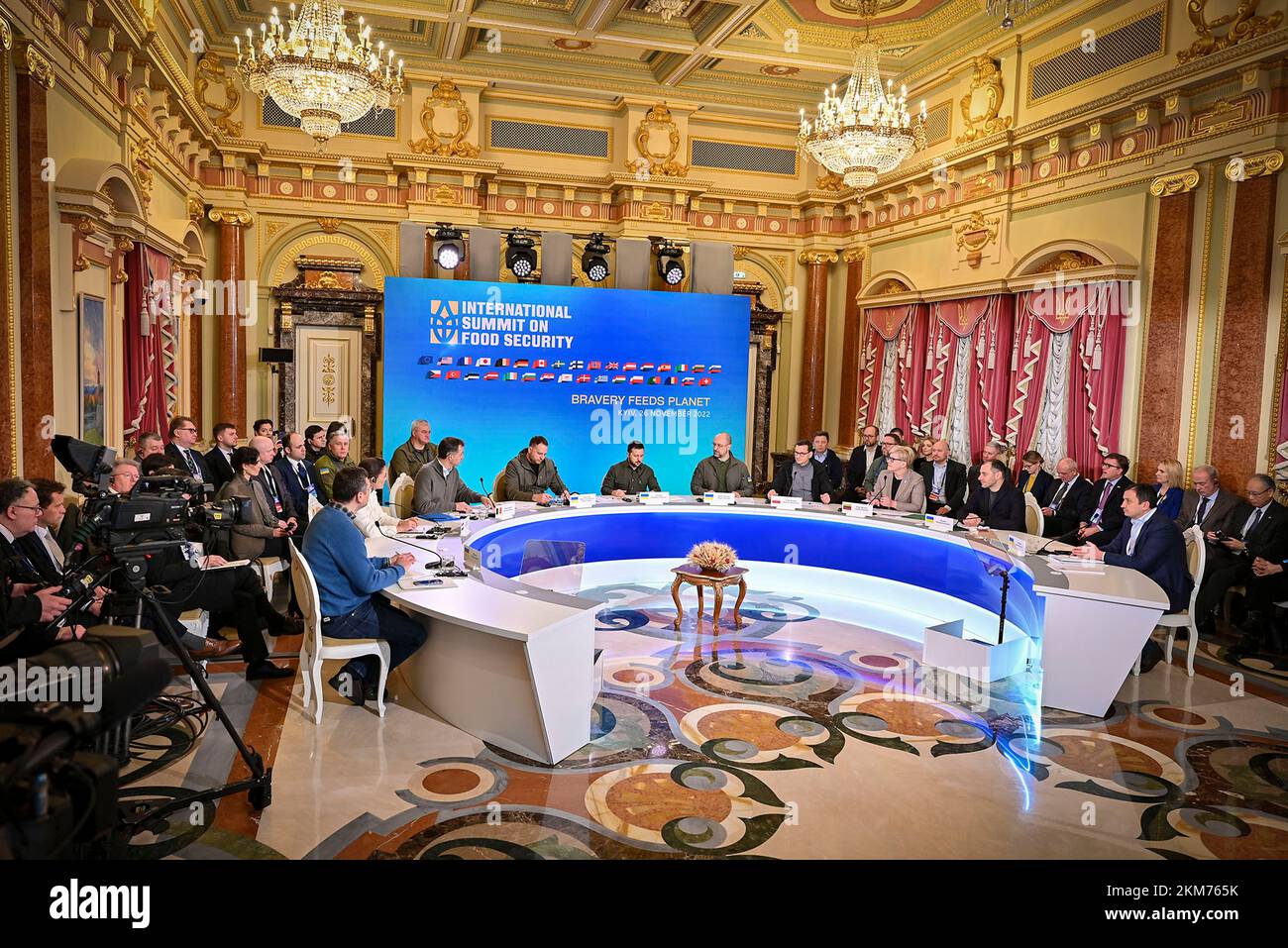Kiev, Ucraina. 26th Nov 2022. Il presidente ucraino Volodymyr Zelenskyy, consegna il discorso di apertura al vertice internazionale inaugurale della sicurezza alimentare sotto il grano dall'Ucraina programma umanitario dal Palazzo Mariinsky, 26 novembre 2022 a Kyiv, Ucraina. Il vertice è il 90th° anniversario della carestia dell'Holodomor che ha ucciso milioni di ucraini sotto il leader sovietico Joseph Stalin. Credit: Presidenza Ucraina/Ufficio stampa presidenziale Ucraina/Alamy Live News Foto Stock