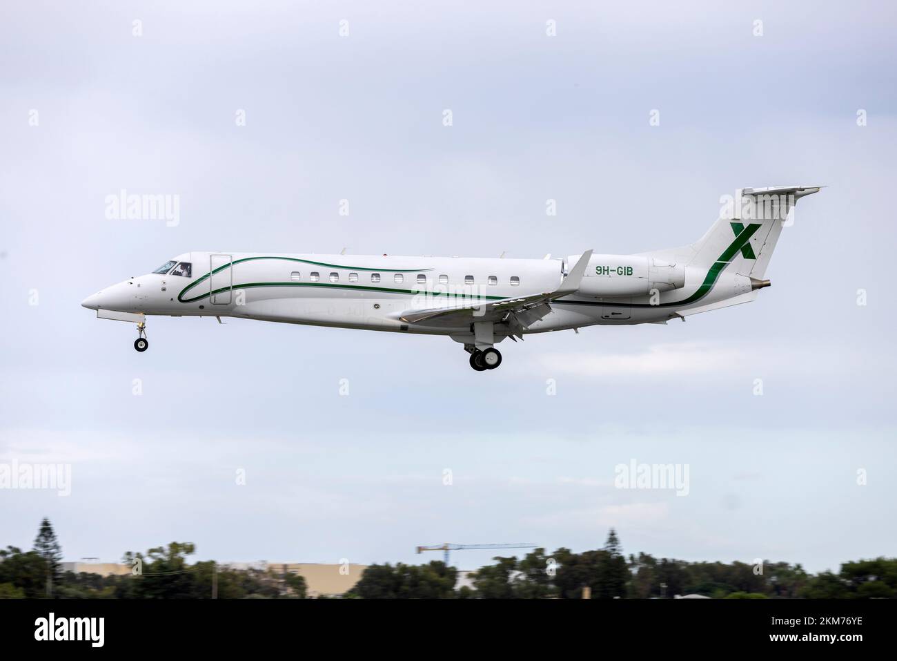 Air X Charter Embraer EMB-135BJ Legacy 650 (REG: 9h-GIB) sulla pista finale 31. Foto Stock