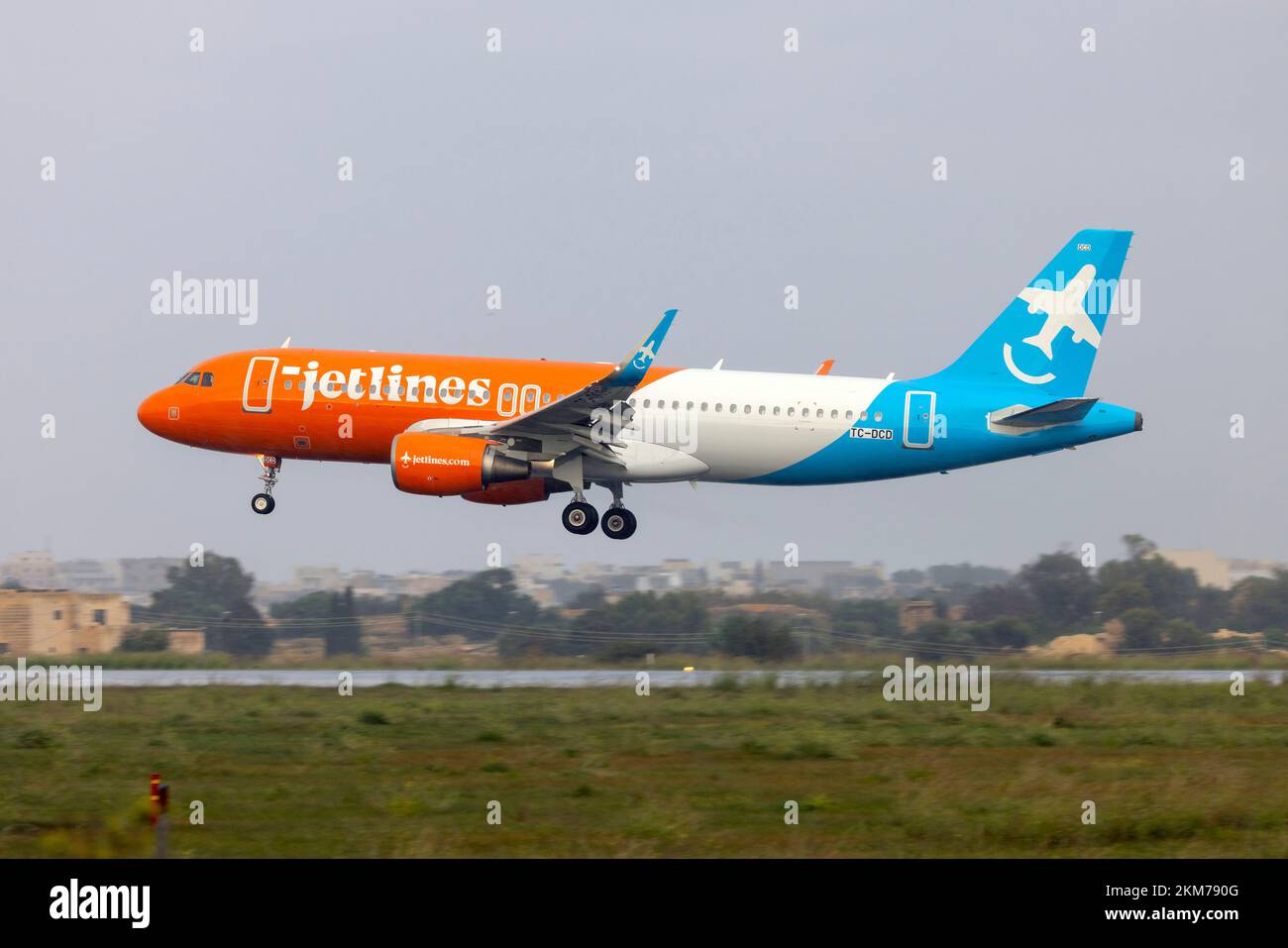 Ex Pegasus Airlines Airbus A320-214 (REG: TC-DCD) in Canada Jetlines colori in arrivo subito dopo la riverniciatura nel Regno Unito, in una doccia a pioggia. Foto Stock