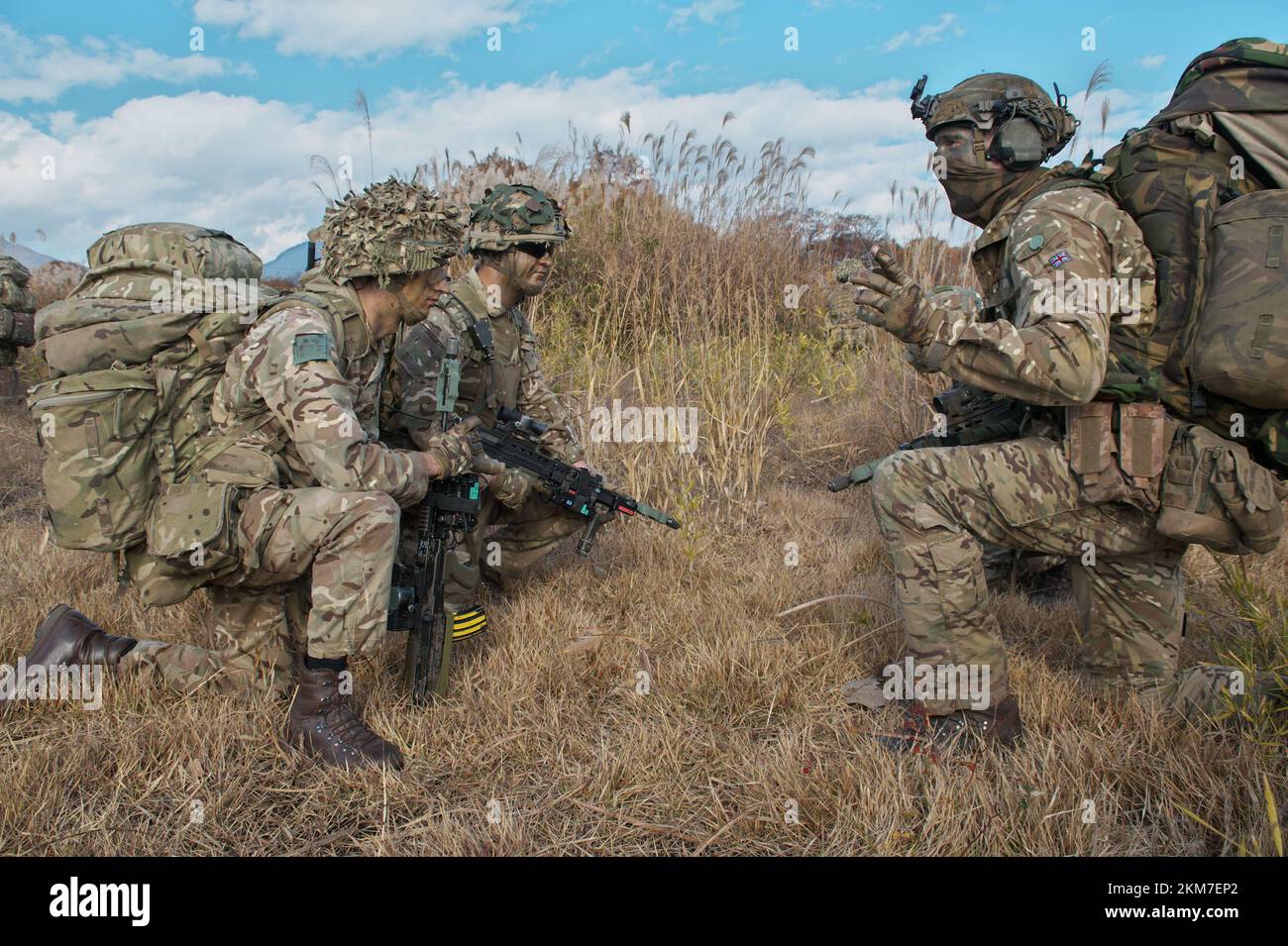 Shinto, Giappone. 26th Nov 2022. I soldati del 1st reggimento dell'artiglieria reale dell'esercito britannico partecipano all'esercizio militare congiunto "Isole vigili" del Regno Unito e del Giappone nell'area di manovra di Somagahara nella prefettura di Gunma, Giappone, sabato 26 novembre 2022. Foto di Keizo Mori/UPI Credit: UPI/Alamy Live News Foto Stock