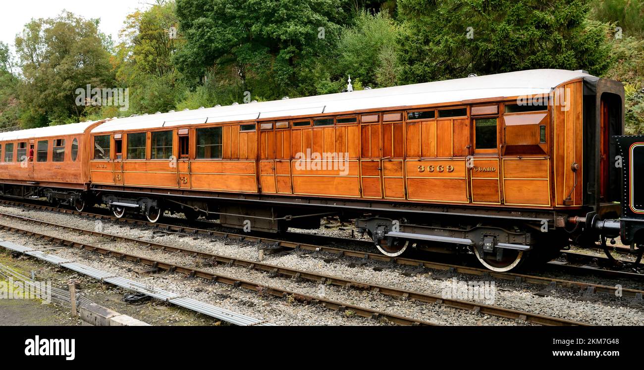 LNER Gresley teak carrozza n. BTK 3669 alla stazione di Goathland, North Yorkshire Moors Railway, con Thompson TK n. 1623 dietro. Foto Stock