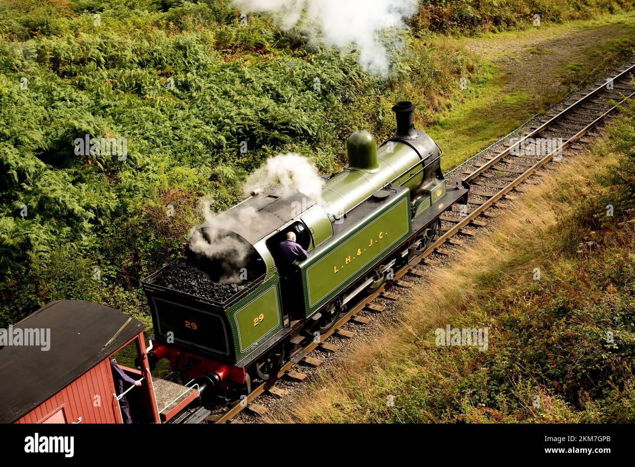 Lambton Colliery Railway 0-6-2 Locomotiva n. 29 che passa Darnholme con una navetta per il trasporto merci sulla North Yorkshire Moors Railway. Foto Stock Lambton Colliery Railway 0-6-2 Locomotiva n. 29 che passa Darnholme con una navetta per il trasporto merci sulla North Yorkshire Moors Railway. Foto Stock
