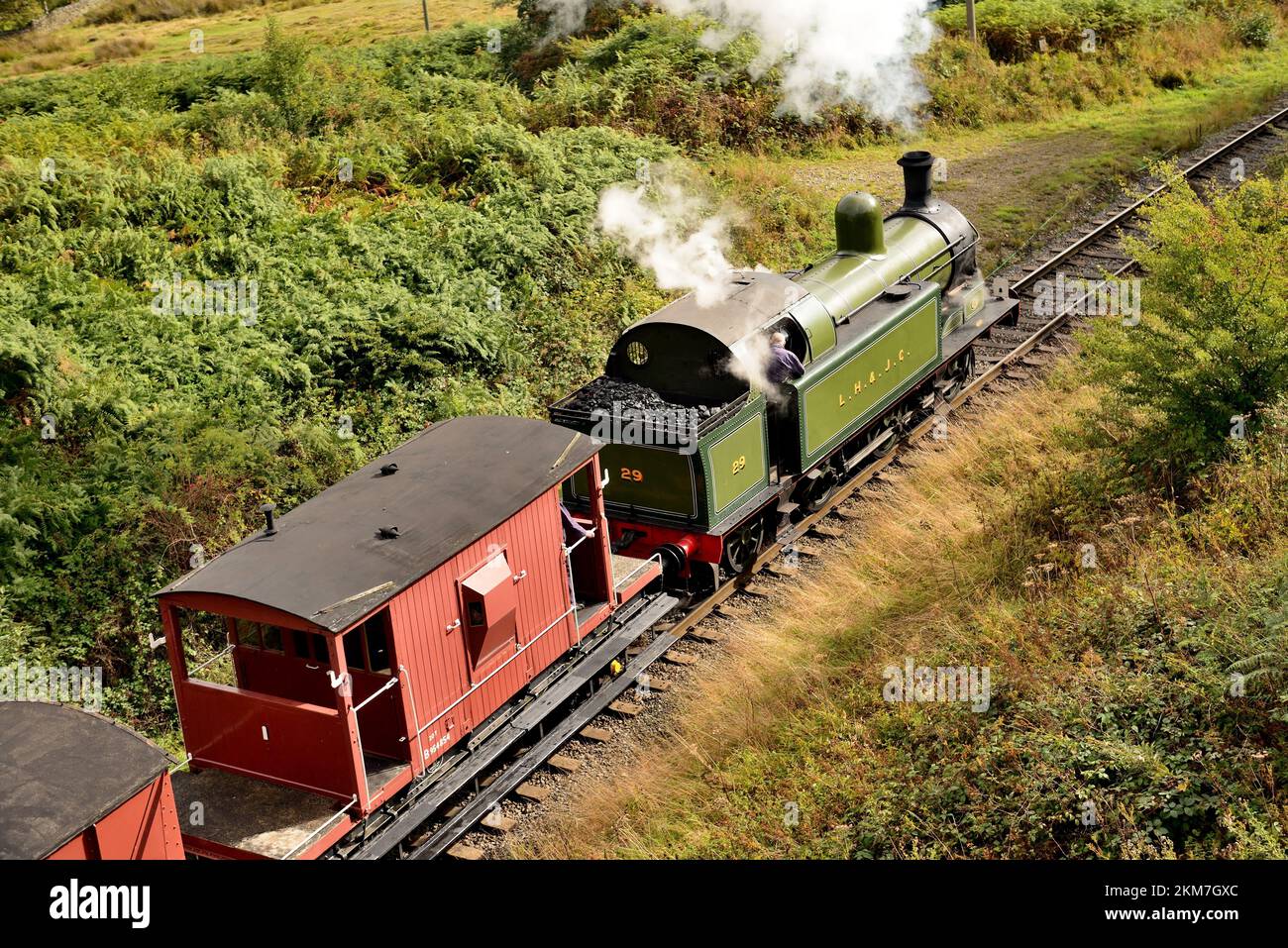 Lambton Colliery Railway 0-6-2 Locomotiva n. 29 che passa Darnholme con una navetta per il trasporto merci sulla North Yorkshire Moors Railway. Foto Stock Lambton Colliery Railway 0-6-2 Locomotiva n. 29 che passa Darnholme con una navetta per il trasporto merci sulla North Yorkshire Moors Railway. Foto Stock