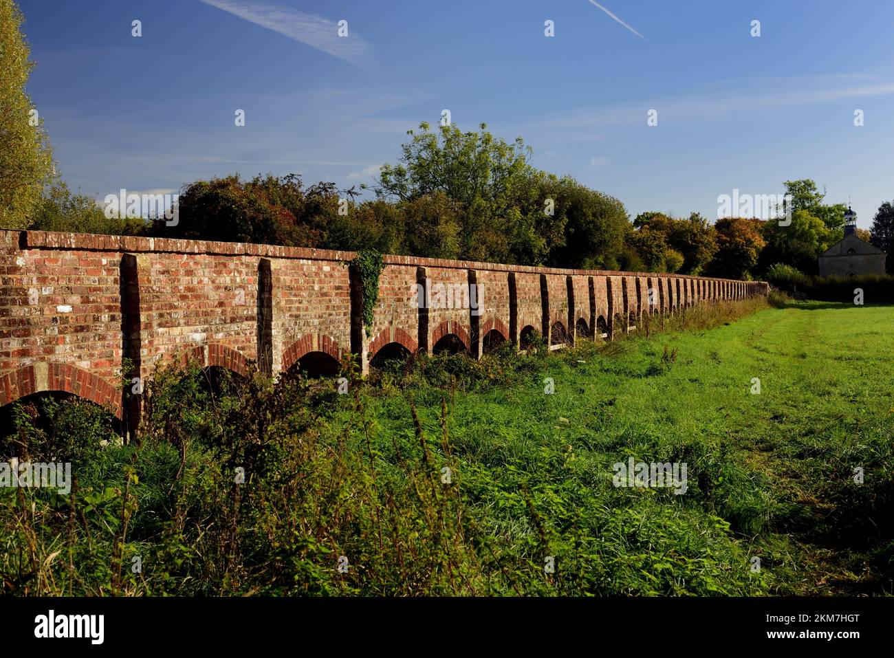 Maud Heath's Causeway a Kellaways, nel Wiltshire, sulla pianura alluvionale del fiume Avon. Foto Stock