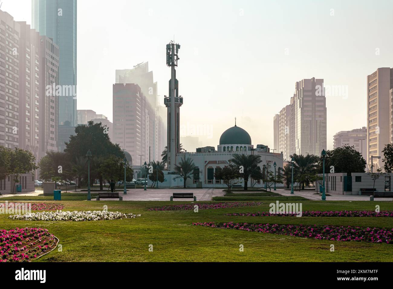 ABU DHABI, Emirati Arabi Uniti - 13 NOVEMBRE 2022: Strade e grattacieli. Alti e moderni edifici di vetro ad Abu Dhabi. Emirati Arabi Uniti. Foto Stock