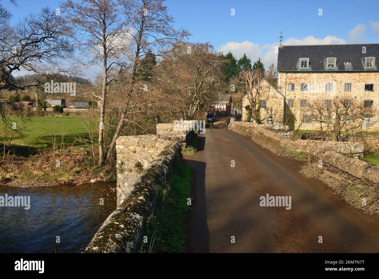 Rifugi pedonali sul ponte di Staverton sul fiume Dart, South Devon. Foto Stock