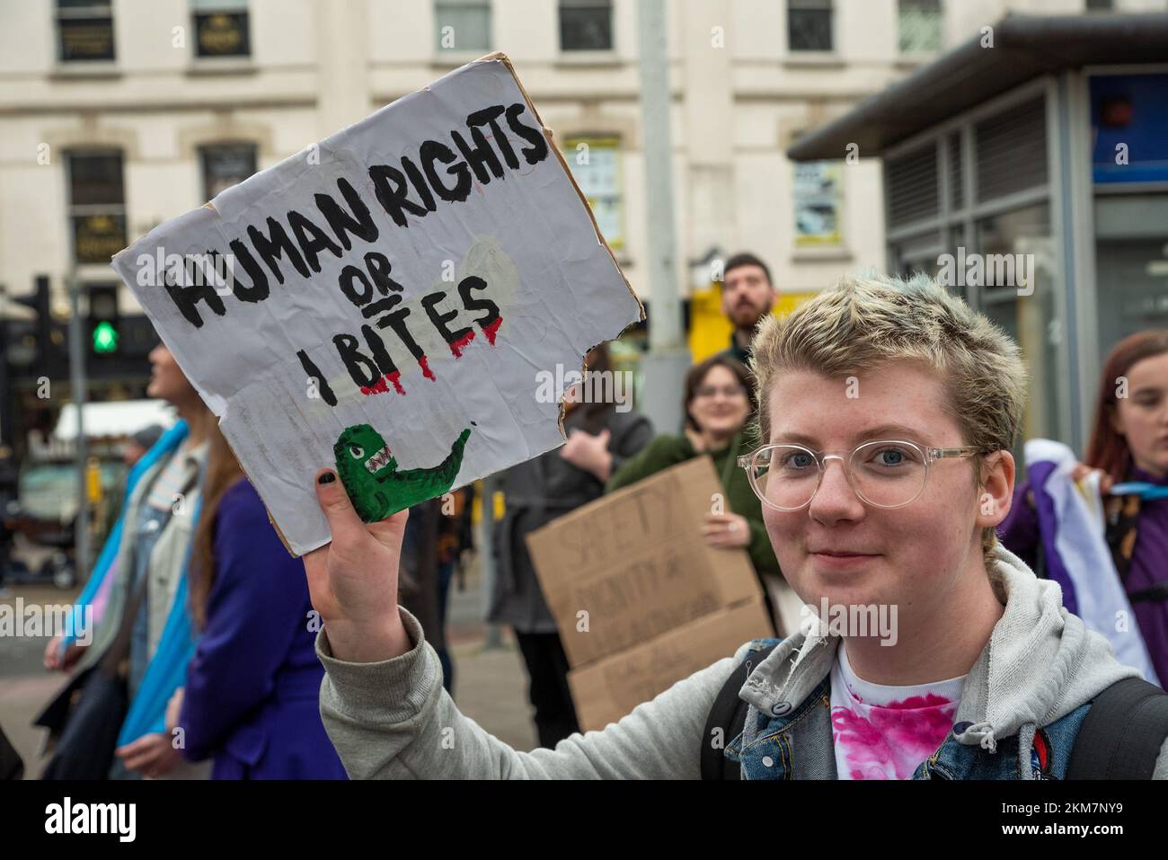 Bristol, Regno Unito. 26th novembre 2022. Trans Pride South West protesta e Bristol City Centre marzo. Incontro al College Green per discorsi poi marciando attraverso il centro di Bristol City. Credit: Stephen Bell/Alamy Live News Foto Stock