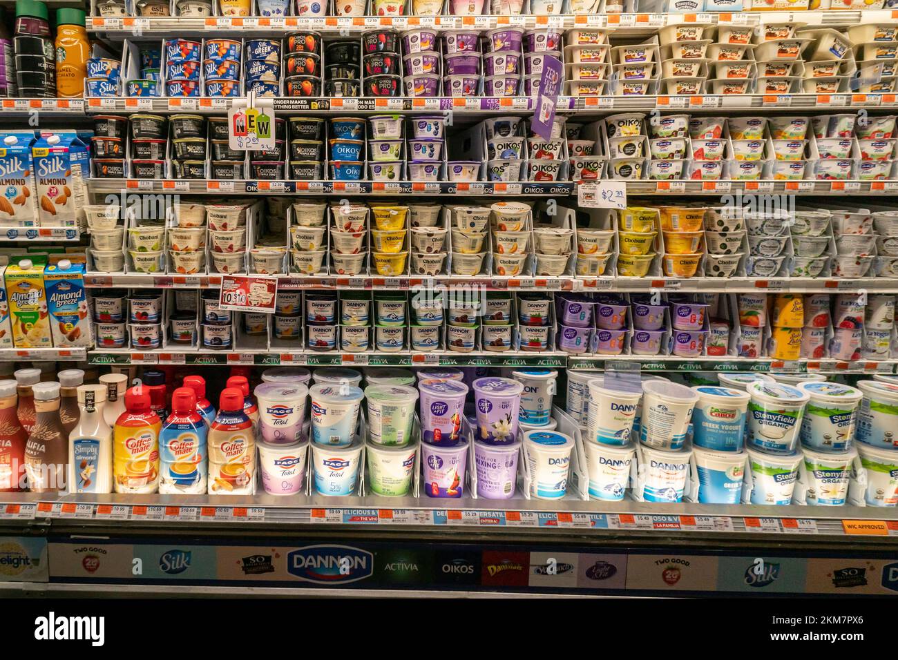 Yogurt in un supermercato a New York il Venerdì, 25 novembre 2022. Gli Stati Uniti La Federal Reserve Bank ha riferito che sarà difficile ridurre l'inflazione senza una recessione. (© Richard B. Levine) Foto Stock
