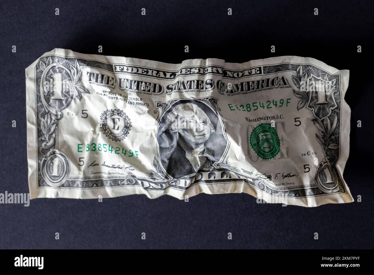 Sbriciolato e scartato un dollaro americano, dollaro americano sbriciolato e guastato Foto Stock