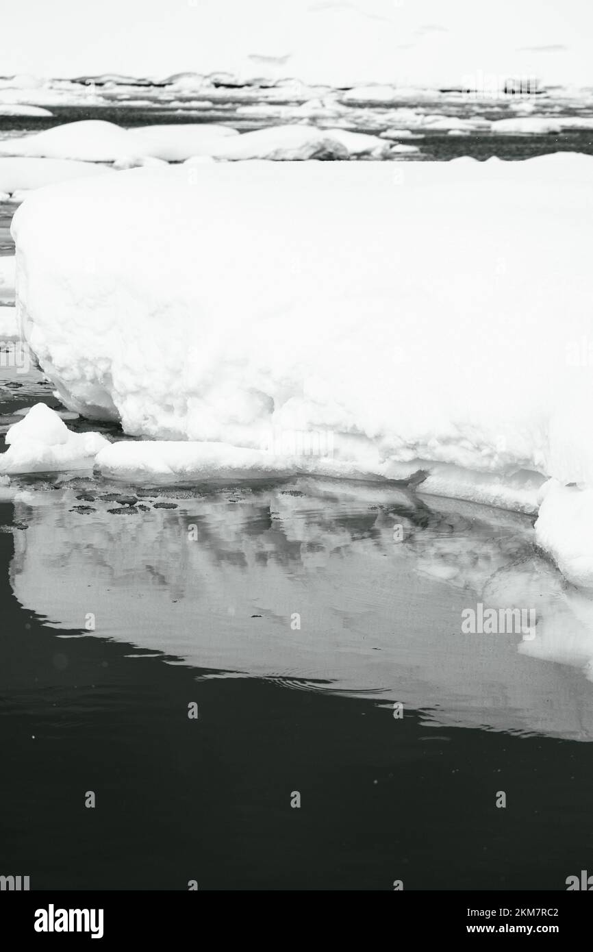 Gli iceberg galleggiano nell'acqua ferma intorno a Enterprise Island. Potete vedere quanto profondo l'iceberg va sott'acqua. Foto Stock