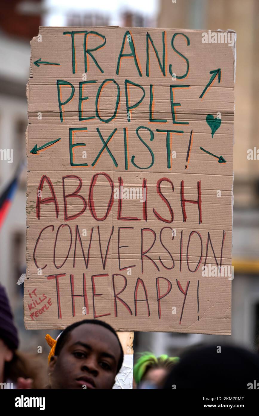 Bristol, Regno Unito. 26th novembre 2022. Trans Pride South West protesta e Bristol City Centre marzo. Incontro al College Green per discorsi poi marciando attraverso il centro di Bristol City. Credit: Stephen Bell/Alamy Live News Foto Stock