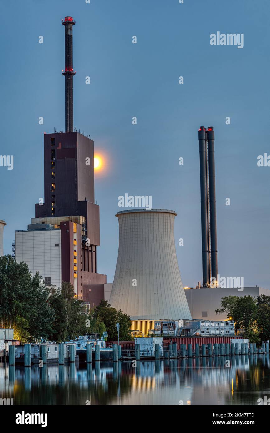 Una centrale elettrica a Berlino durante l'ora blu Foto Stock