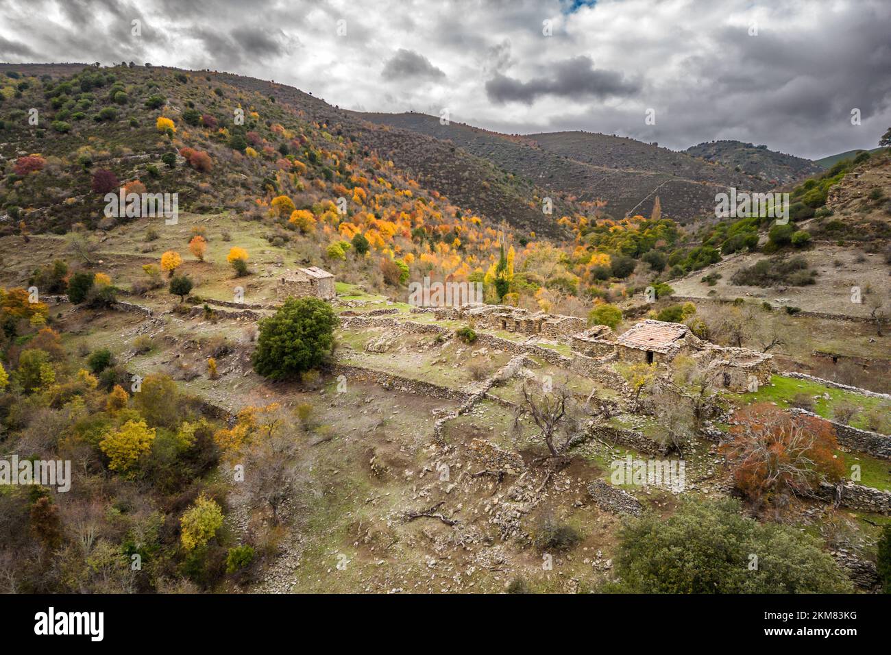 Veduta aerea di edifici in pietra a Maltiola, vicino al col de San Colombano in Corsica, circondato da alberi autunnali Foto Stock