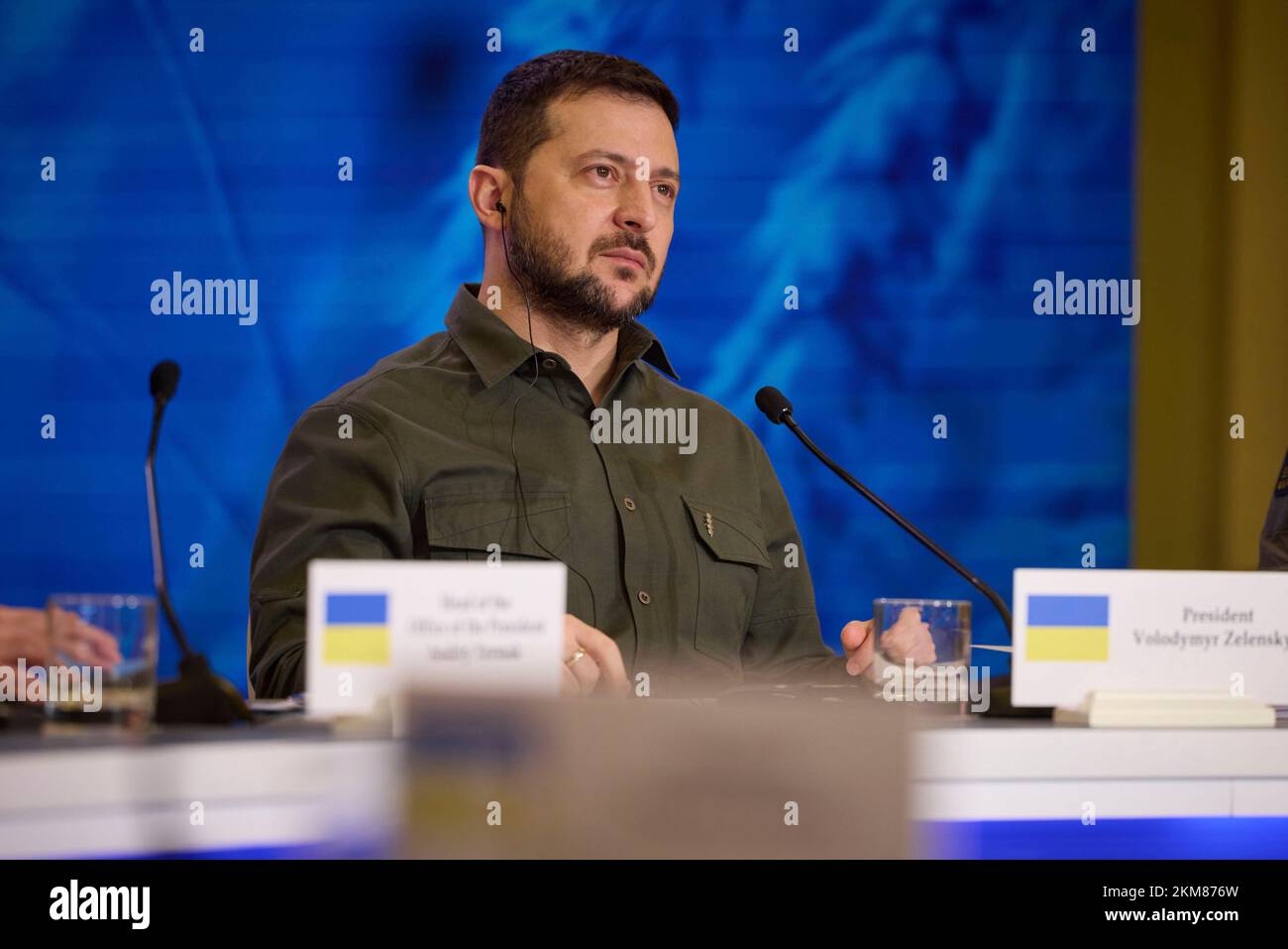 Kiev, Ucraina. 26th Nov 2022. Il presidente ucraino Volodymyr Zelenskyy, ascolta le sue osservazioni durante il vertice internazionale inaugurale della sicurezza alimentare sotto il grano dall'Ucraina programma umanitario dal Palazzo Mariinsky, 26 novembre 2022 a Kyiv, Ucraina. Il vertice è il 90th° anniversario della carestia dell'Holodomor che ha ucciso milioni di ucraini sotto il leader sovietico Joseph Stalin. Credit: Presidenza Ucraina/Ufficio stampa presidenziale Ucraina/Alamy Live News Foto Stock
