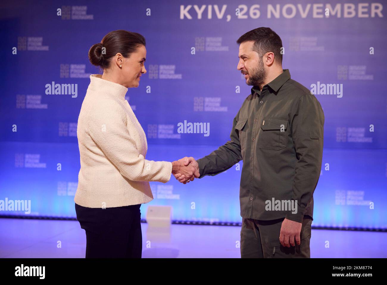 Kiev, Ucraina. 26th Nov 2022. Il presidente ucraino Volodymyr Zelenskyy, a destra, dà il benvenuto al presidente ungherese Katalin Novak, al vertice internazionale inaugurale della sicurezza alimentare sotto il grano dall'Ucraina programma umanitario dal Palazzo Mariinsky, 26 novembre 2022 a Kyiv, Ucraina. Il vertice è il 90th° anniversario della carestia dell'Holodomor che ha ucciso milioni di ucraini sotto il leader sovietico Joseph Stalin. Credit: Presidenza Ucraina/Ufficio stampa presidenziale Ucraina/Alamy Live News Foto Stock