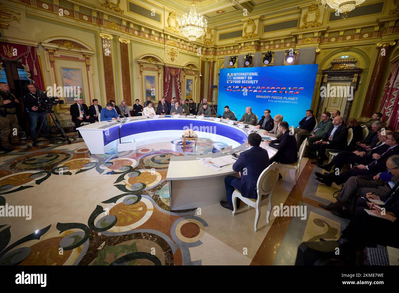 Kiev, Ucraina. 26th Nov 2022. Il presidente ucraino Volodymyr Zelenskyy, consegna il discorso di apertura al vertice internazionale inaugurale della sicurezza alimentare sotto il grano dall'Ucraina programma umanitario dal Palazzo Mariinsky, 26 novembre 2022 a Kyiv, Ucraina. Il vertice è il 90th° anniversario della carestia dell'Holodomor che ha ucciso milioni di ucraini sotto il leader sovietico Joseph Stalin. Credit: Presidenza Ucraina/Ufficio stampa presidenziale Ucraina/Alamy Live News Foto Stock
