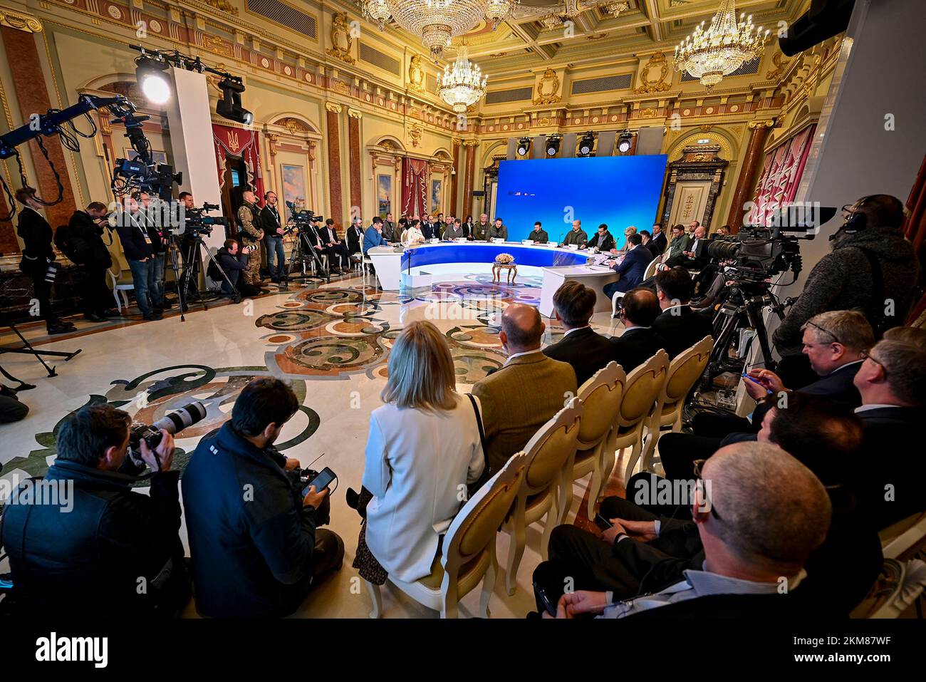 Kiev, Ucraina. 26th Nov 2022. Il presidente ucraino Volodymyr Zelenskyy, consegna il discorso di apertura al vertice internazionale inaugurale della sicurezza alimentare sotto il grano dall'Ucraina programma umanitario dal Palazzo Mariinsky, 26 novembre 2022 a Kyiv, Ucraina. Il vertice è il 90th° anniversario della carestia dell'Holodomor che ha ucciso milioni di ucraini sotto il leader sovietico Joseph Stalin. Credit: Presidenza Ucraina/Ufficio stampa presidenziale Ucraina/Alamy Live News Foto Stock