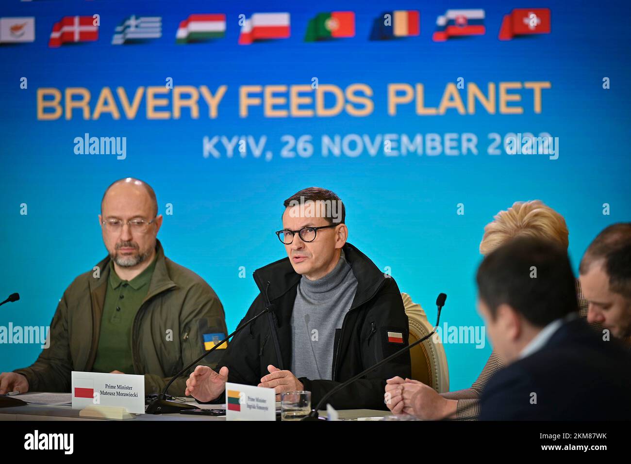 Kiev, Ucraina. 26th Nov 2022. Il primo ministro polacco Mateusz Morawiecki, al centro, esprime le sue osservazioni durante il vertice internazionale inaugurale della sicurezza alimentare sotto il grano dall'Ucraina programma umanitario dal Palazzo Mariinsky, 26 novembre 2022 a Kiev, Ucraina. Il vertice è il 90th° anniversario della carestia dell'Holodomor che ha ucciso milioni di ucraini sotto il leader sovietico Joseph Stalin. Credit: Presidenza Ucraina/Ufficio stampa presidenziale Ucraina/Alamy Live News Foto Stock