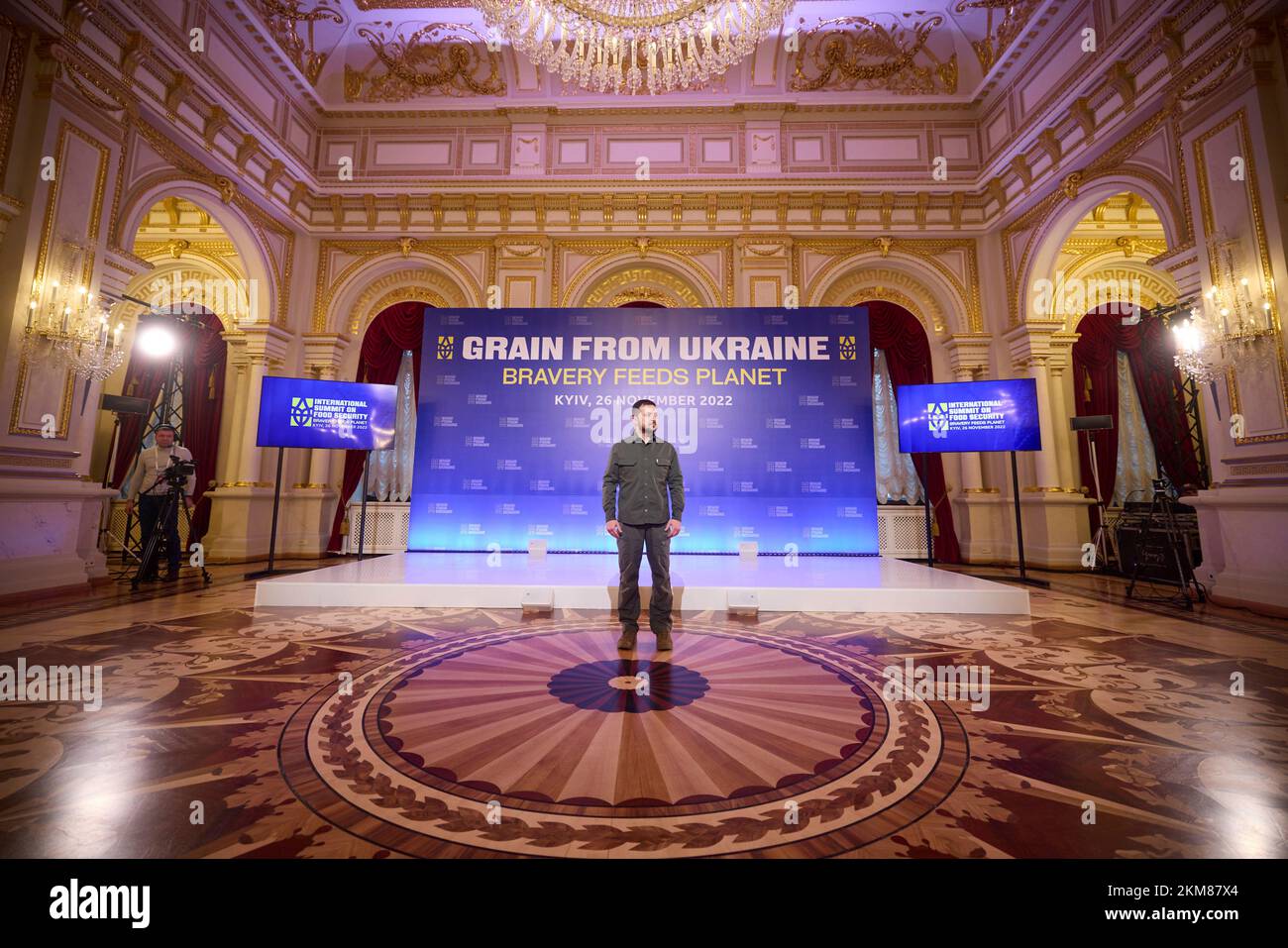 Kiev, Ucraina. 26th Nov 2022. Il presidente ucraino Volodymyr Zelenskyy, attende di dare il benvenuto ai leader europei al vertice internazionale inaugurale della sicurezza alimentare sotto il grano dell'Ucraina programma umanitario dal Palazzo Mariinsky, 26 novembre 2022 a Kiev, Ucraina. Il vertice è il 90th° anniversario della carestia dell'Holodomor che ha ucciso milioni di ucraini sotto il leader sovietico Joseph Stalin. Credit: Presidenza Ucraina/Ufficio stampa presidenziale Ucraina/Alamy Live News Foto Stock