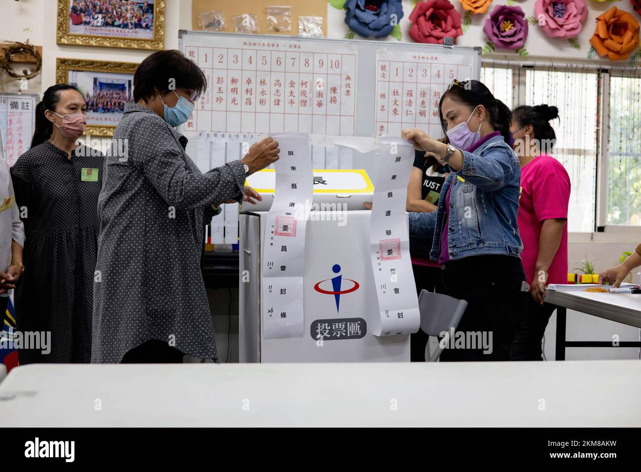 Taiwan. 26th Nov 2022. I funzionari di scrutinio del seggio di Rinari hanno visto aprire il sigillo di una cassa elettorale per i voti contati a Mazia Township a Taiwan. La municipalità di Maja ha le elezioni locali più competitive tra tutte le municipalità indigene di Taiwan. Il comune di quasi 7 migliaia di residenti indigeni delle tribù Payuan e Drekay ha 5 candidati che corrono per il capo del comune e 10 candidati che corrono per i rappresentanti del comune per le elezioni locali taiwanesi del 2022. Credit: SOPA Images Limited/Alamy Live News Foto Stock