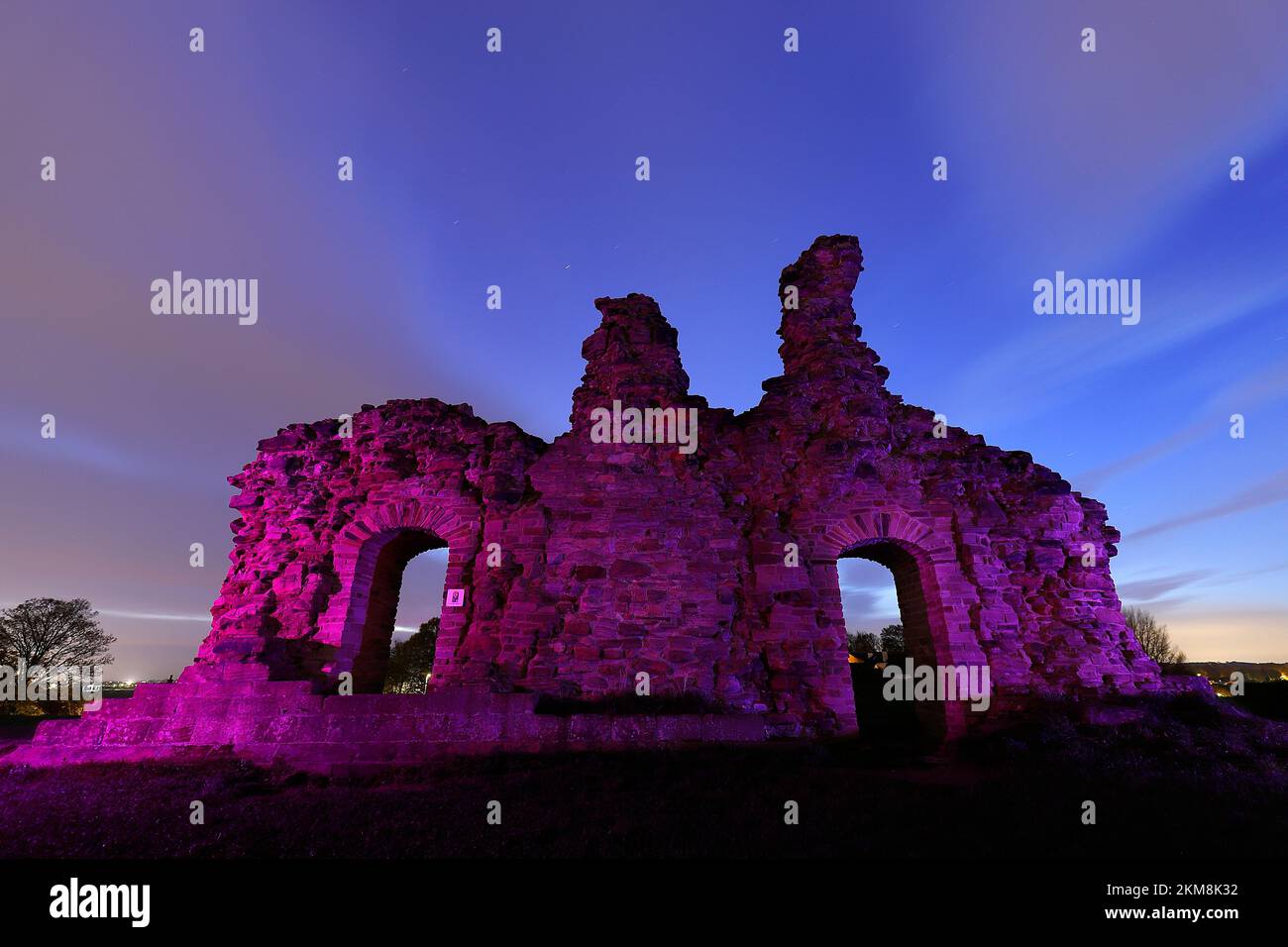 Castello di Sandal illuminato di notte Foto Stock