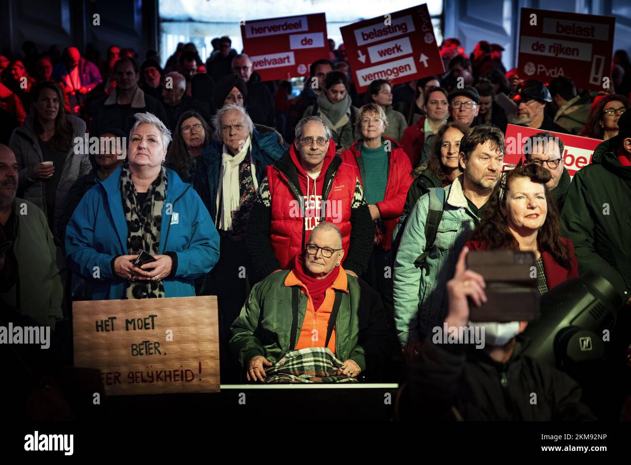 Amsterdam, Paesi Bassi. 26th Nov 2022. AMSTERDAM - Direttore della difesa ambientale Donald Pools durante la manifestazione nazionale del sindacato FNV allo Stadio Olimpico. Si sta agendo contro la crisi del reddito chiedendo salari più alti, posti di lavoro permanenti e un aumento del salario minimo a 14 euro all'ora. ANP RAMON VAN FLYMEN netherlands OUT - belgium OUT Credit: ANP/Alamy Live News Foto Stock