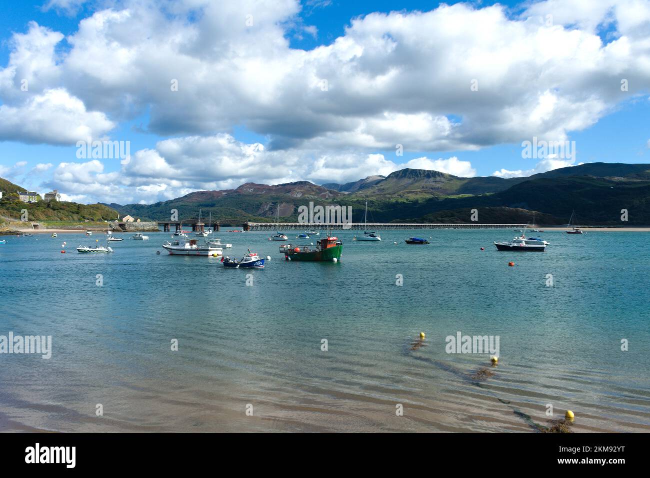 Barmouth - Galles - Settembre 16 2022: Bella città costiera a Gwynedd, Snowdonia. Vista panoramica. Piccole barche nell'estuario. Una giornata estiva con bl Foto Stock