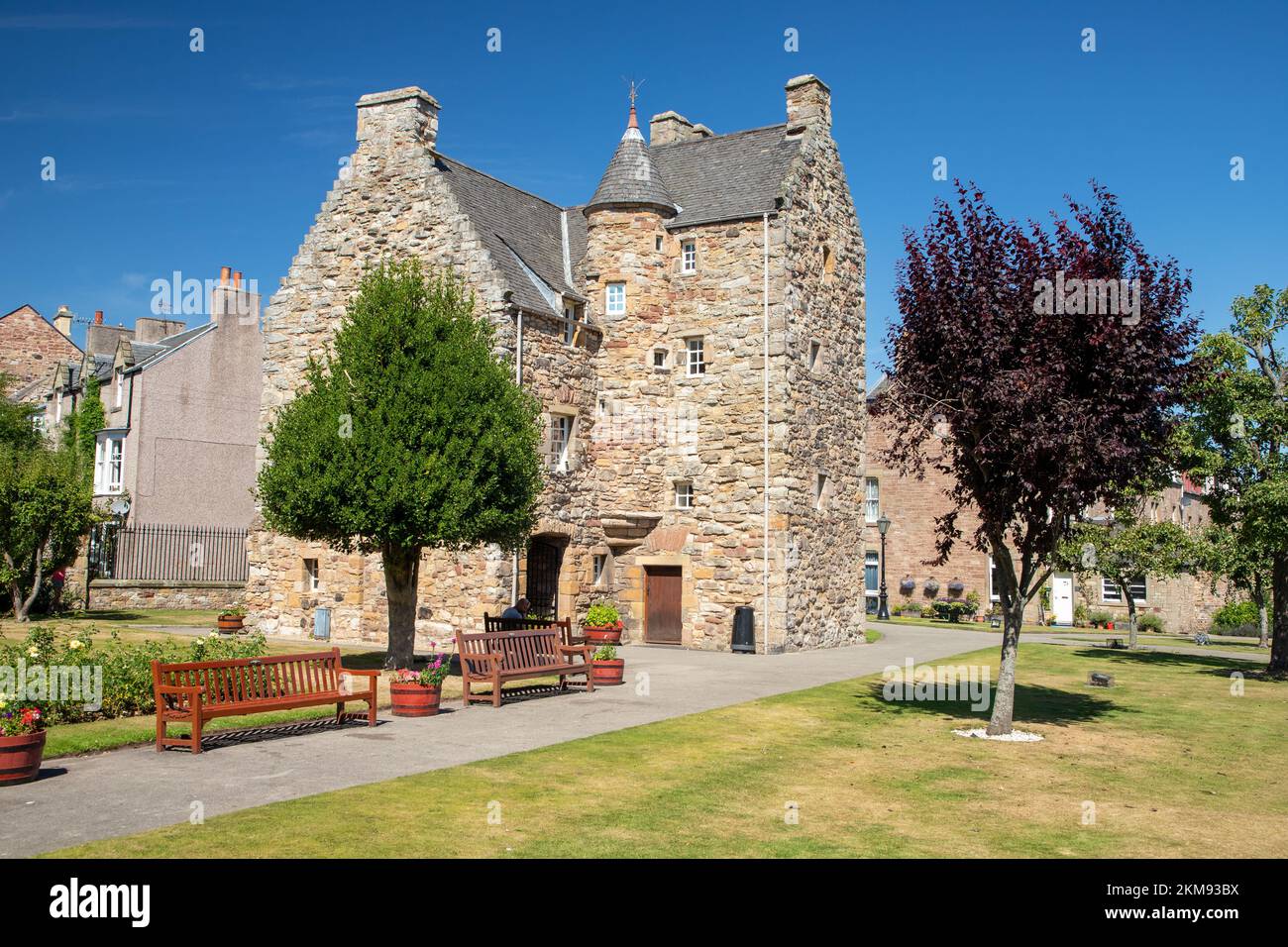 La Casa di Maria Stuart in mattoni con un giardino verde e passerella sotto il cielo blu Foto Stock