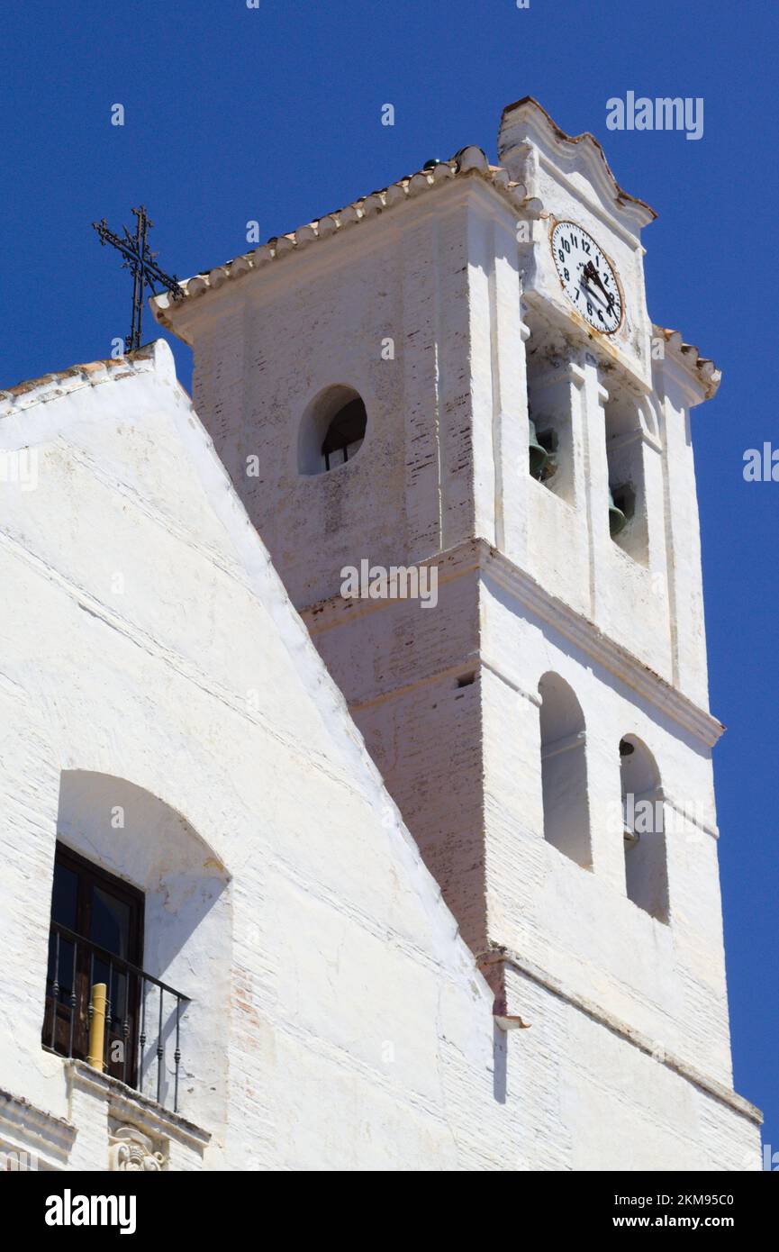Bellissimo villaggio Frigiliana, Spain.The vecchia chiesa nella piazza della città. Vista sull'edificio storico e sul suo campanile. Scatto verticale con copia sp Foto Stock