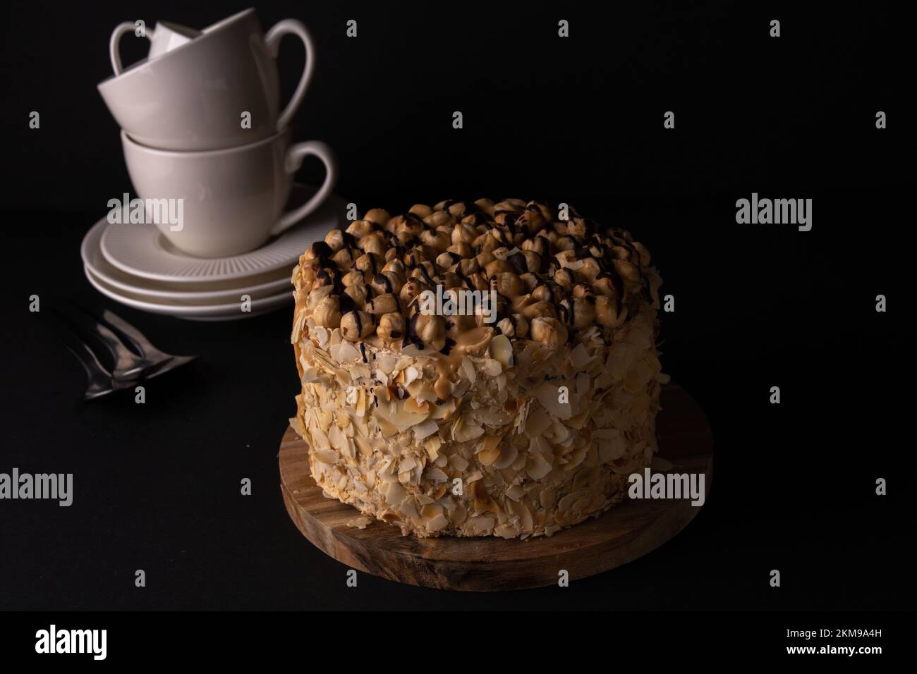 Foto ravvicinata della torta con le tazze sullo sfondo Foto Stock