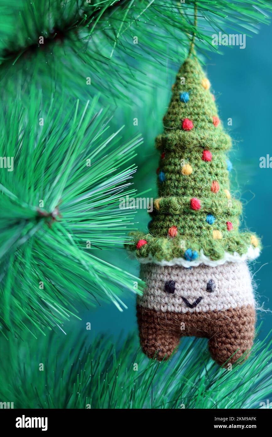 Uncinetto albero di Natale. Simpatico giocattolo amigurumi in filato di lana. Foto Stock