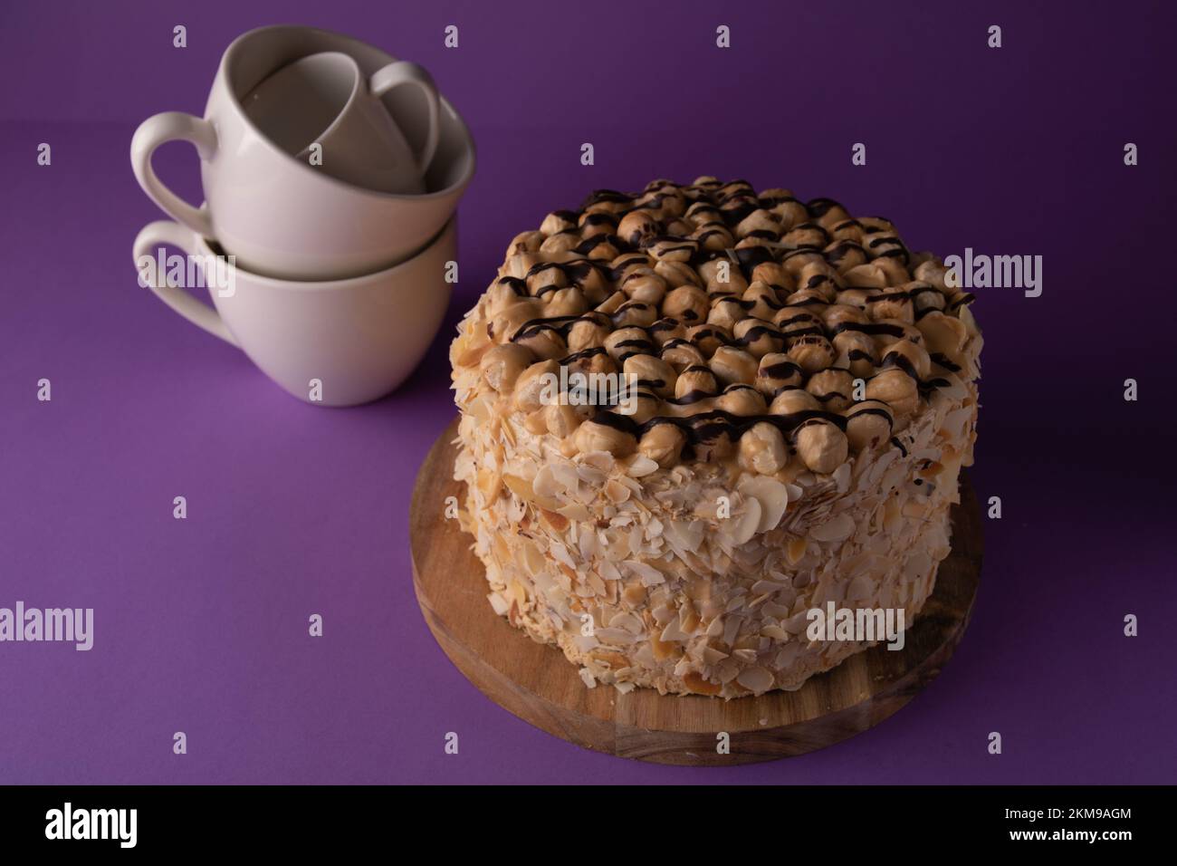 Foto ravvicinata della torta con le tazze sullo sfondo Foto Stock