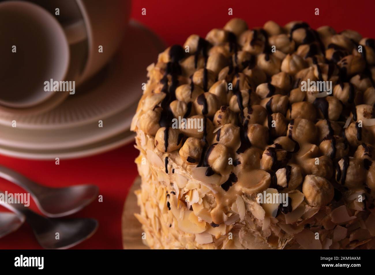 foto torta di noce e piatti sullo sfondo Foto Stock