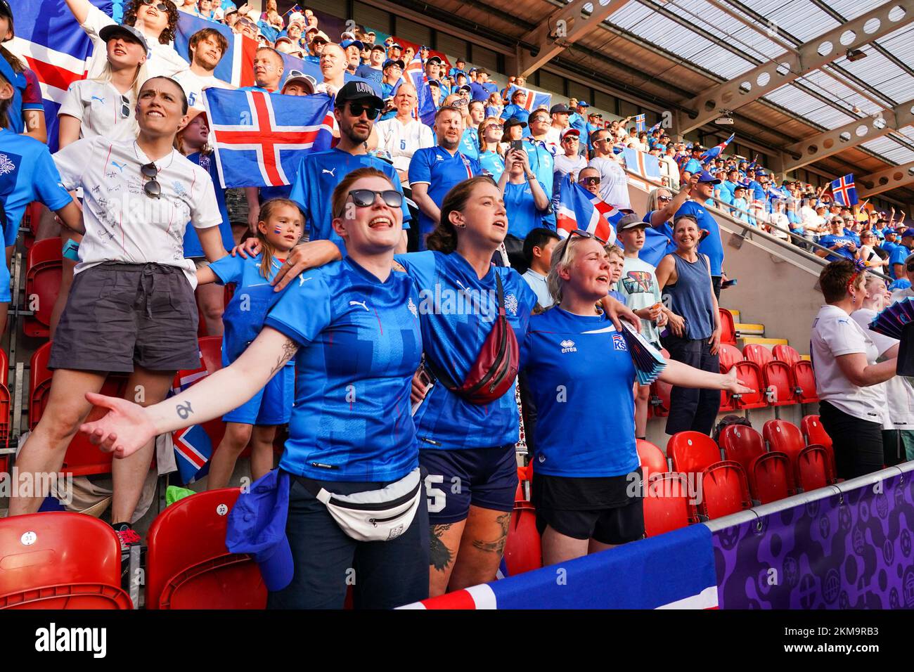 ROTHERHAM, REGNO UNITO - LUGLIO 18: Tifosi e sostenitori dell'Islanda prima della partita euro 2022 del Gruppo D - UEFA Women's TRA Islanda e Francia al New York Stadium il 18 Luglio 2022 a Rotherham, Regno Unito (Foto di Joris Verwijst/Orange Pictures) Foto Stock