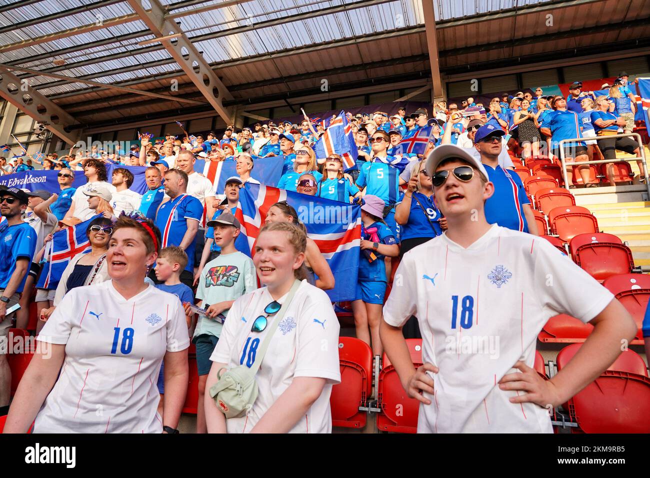 ROTHERHAM, REGNO UNITO - LUGLIO 18: Tifosi e sostenitori dell'Islanda prima della partita euro 2022 del Gruppo D - UEFA Women's TRA Islanda e Francia al New York Stadium il 18 Luglio 2022 a Rotherham, Regno Unito (Foto di Joris Verwijst/Orange Pictures) Foto Stock