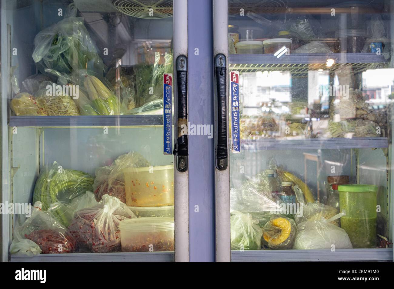 THAILANDIA, 2022, verdure e ingredienti in sacchetti conservati in frigorifero per la lavorazione nel ristorante. Foto Stock