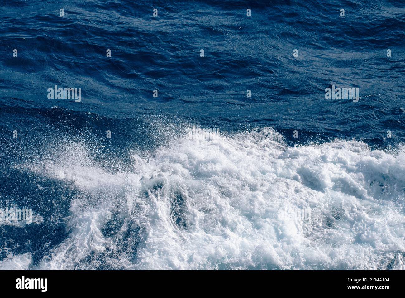 La barca sveglia onde nel passaggio Drake, causando spruzzi per uscire dall'acqua. Foto Stock