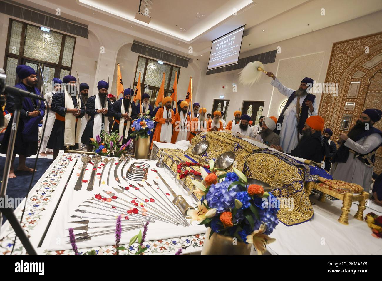 Gli adoratori partecipano alla cerimonia del Guru Granth Sahib al tempio Sikh, recentemente rinnovato, su Stubbs Road a Wanchai.06NOV22 SCMP / Jonathan Wong Foto Stock