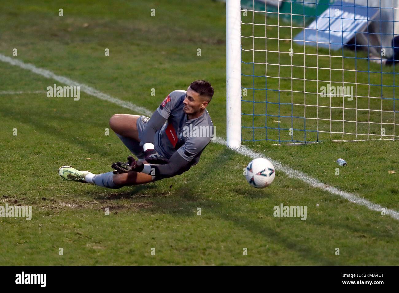 Callum Cooke (non illustrato) di Hartlepool United segna il primo gol dopo Pete Jameson di Harrogate Town durante la partita della Emirates fa Cup al Suit Direct Stadium, Hartlepool. Data immagine: Sabato 26 novembre 2022. Foto Stock