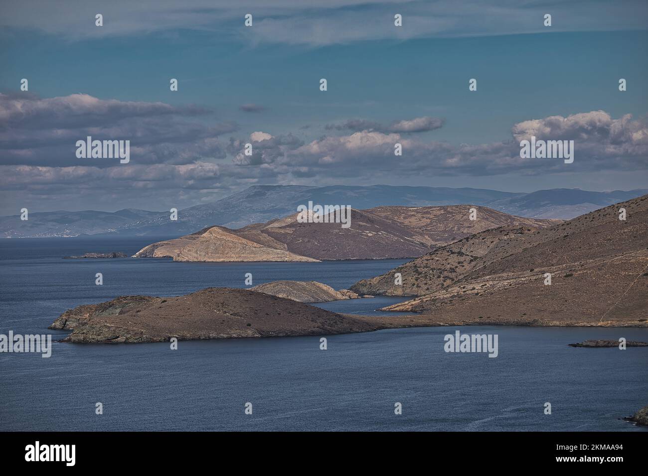 Deserto Mainland.Cloudy cielo in background. Parte dell'isola di Syros in Grecia che è inabitabile .Stock Image. Foto Stock