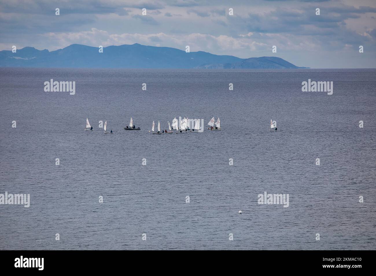 Baia di Finika: Novembre 28th. Una regata è una sessione in cui si sfidano piccoli velieri. Syros, Grecia, 2022. Foto Stock