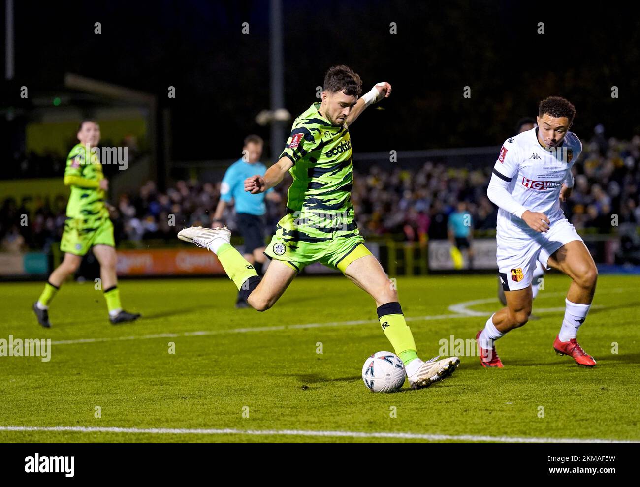 Forest Green Rovers' Corey o'Keeffe (al centro) tenta un tiro in gol durante la partita di secondo round della Emirates fa Cup al Bolt New Lawn, Nailsworth. Data immagine: Sabato 26 novembre 2022. Foto Stock