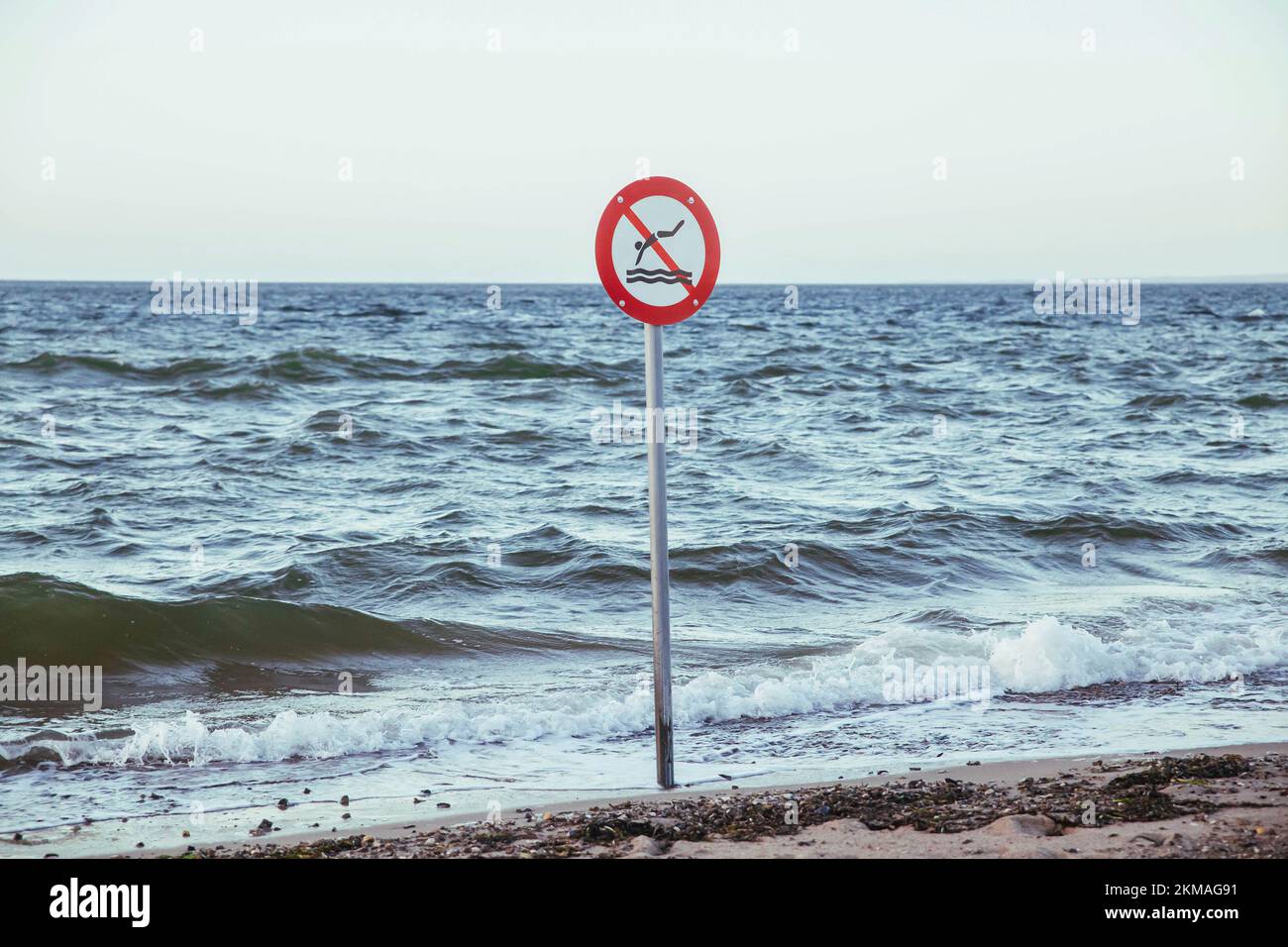 Cartello che vieta di nuotare nel Mare del Nord in Danimarca Foto Stock