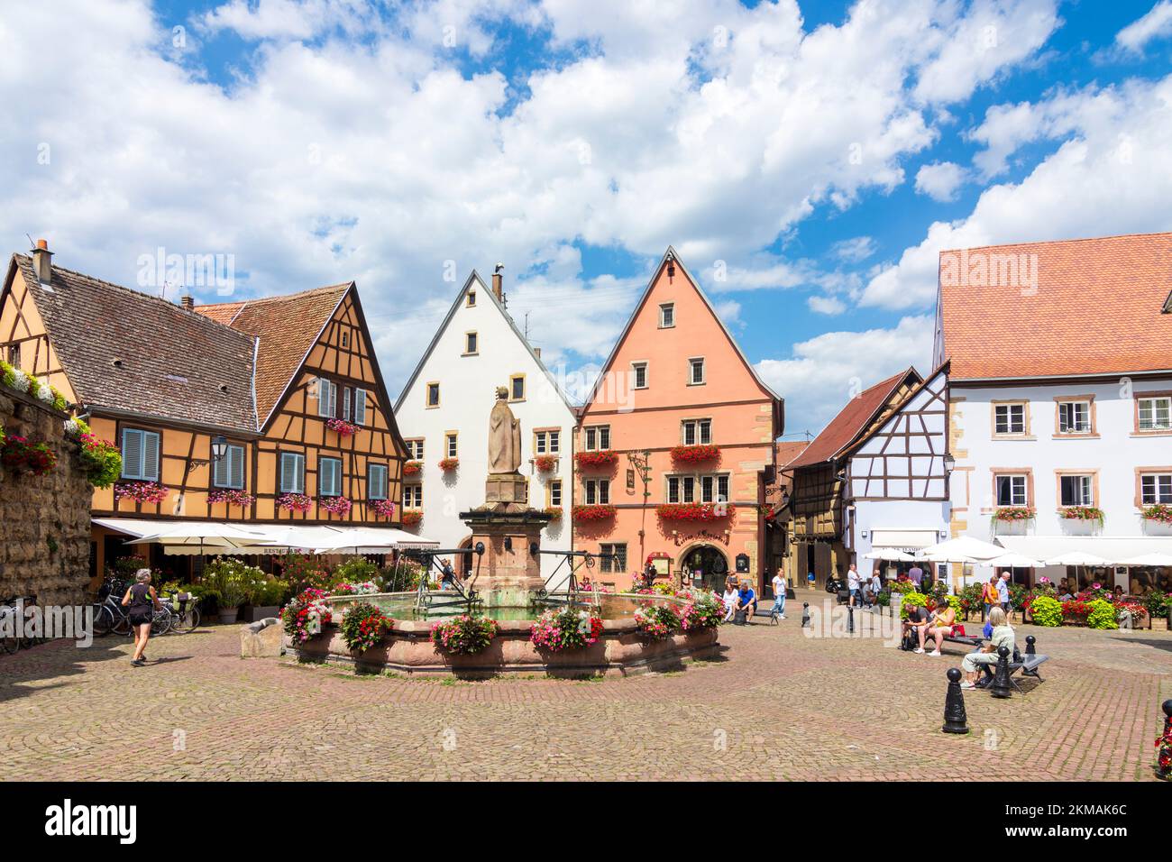 Eguisheim (Egisheim): Castello di Saint-Leon, cappella di Saint Leo e fontana in Alsazia (Elsass), Alto Reno (Oberelsass), Francia Foto Stock