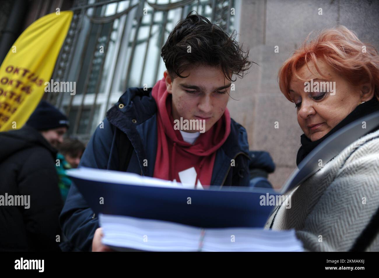 Budapest, Ungheria, 26th novembre 2022, gli studenti firmano la petizione che le unioni di insegnanti consegneranno al Ministero degli Affari interni per la riforma dell'istruzione, Balint SZENTGALLAY / Alamy Live News Foto Stock