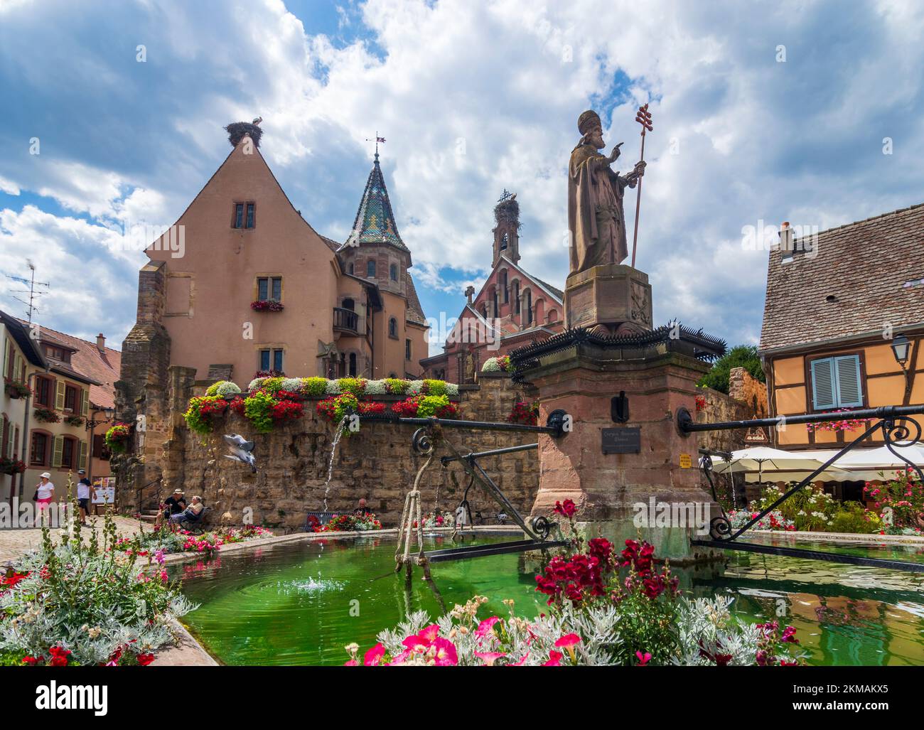 Eguisheim (Egisheim): Castello di Saint-Leon, cappella di Saint Leo e fontana in Alsazia (Elsass), Alto Reno (Oberelsass), Francia Foto Stock