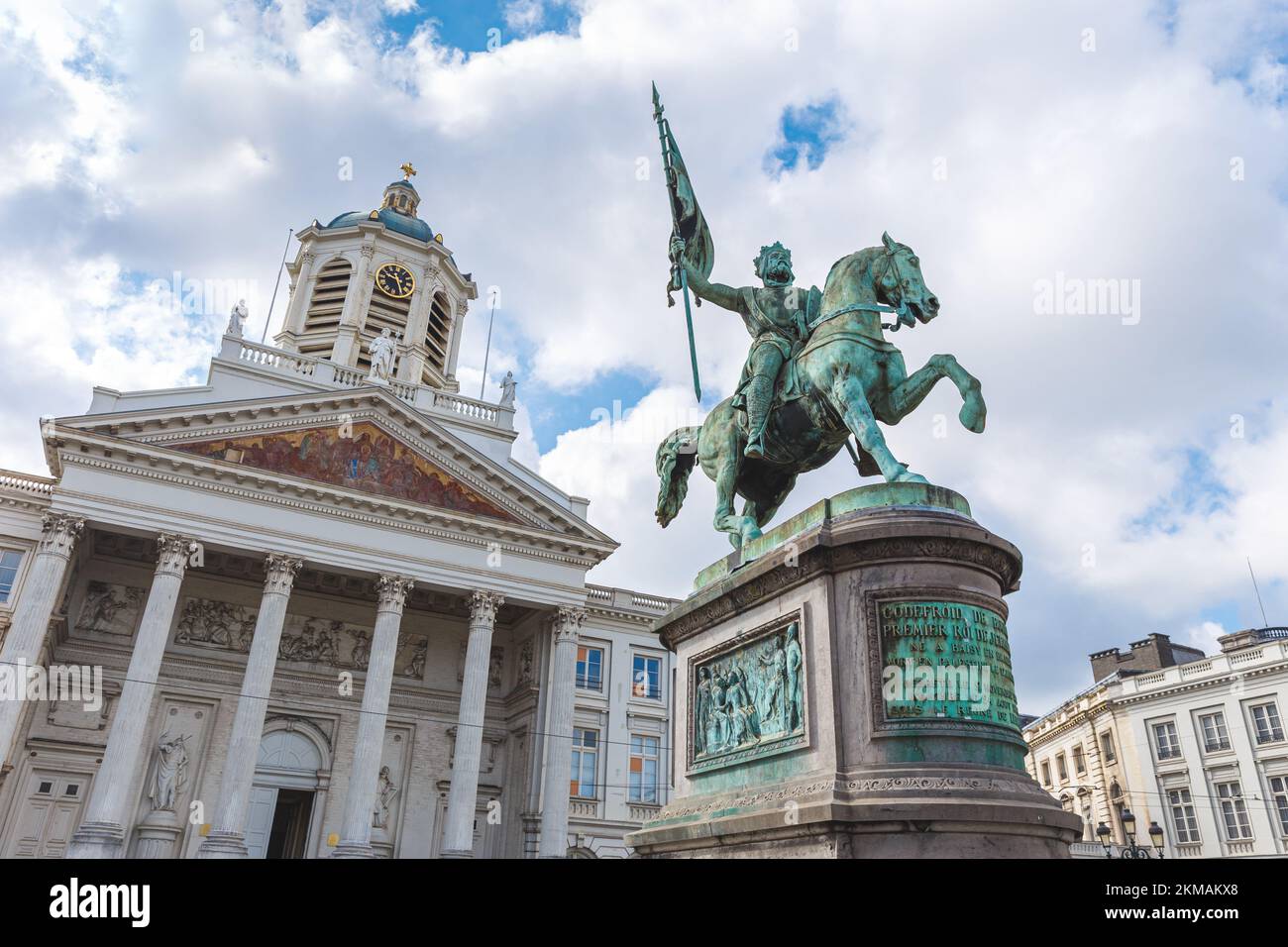 La statua di Godefroid de Bouillon e la chiesa di San Giacomo a Place Royale Foto Stock