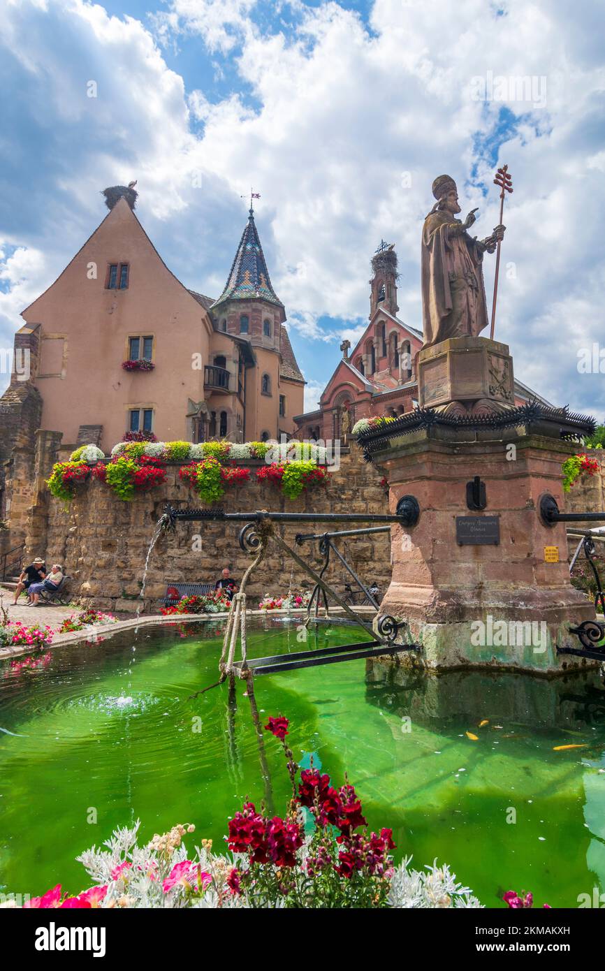 Eguisheim (Egisheim): Castello di Saint-Leon, cappella di Saint Leo e fontana in Alsazia (Elsass), Alto Reno (Oberelsass), Francia Foto Stock
