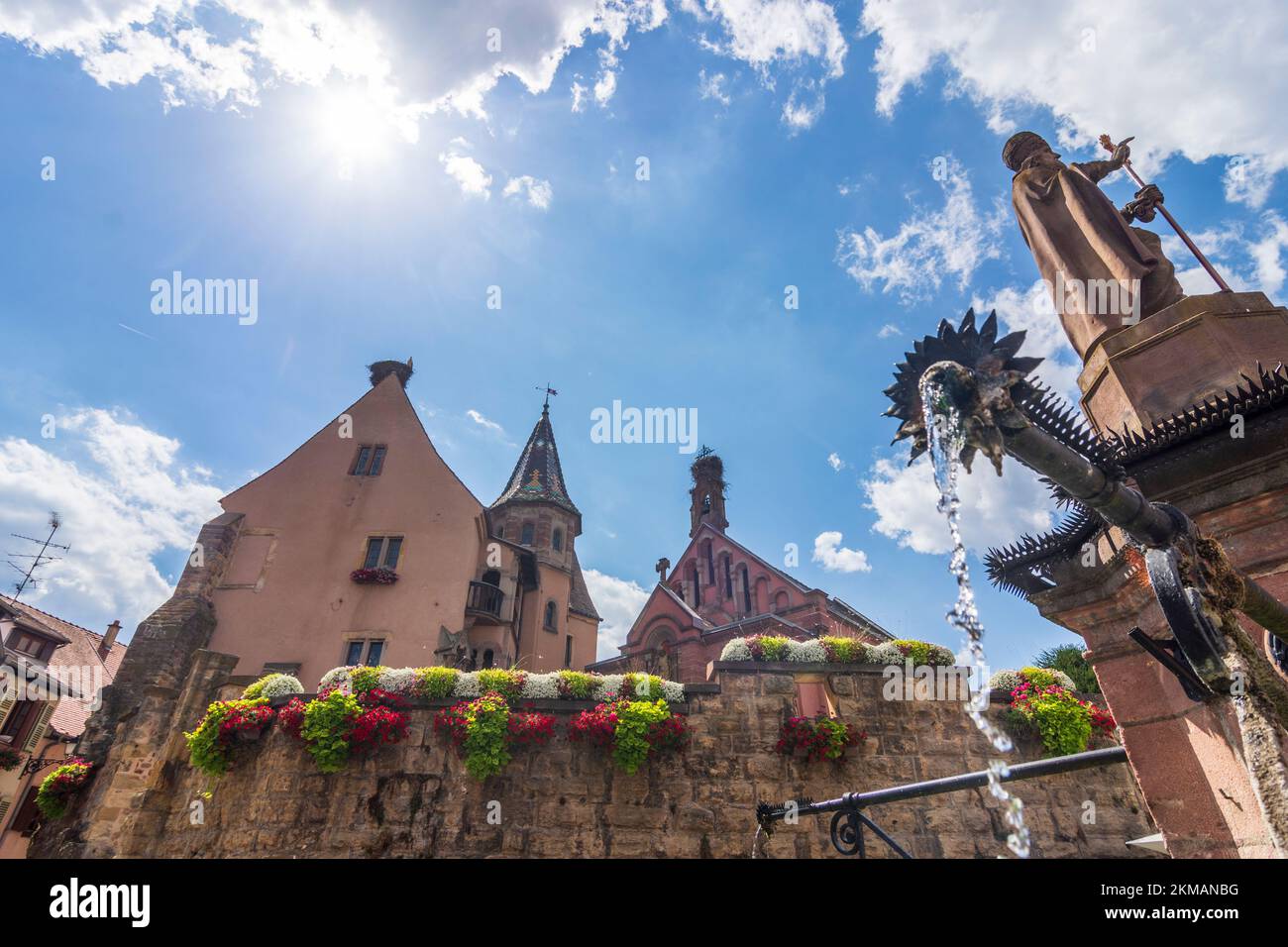 Eguisheim (Egisheim): Castello di Saint-Leon, cappella di Saint Leo e fontana in Alsazia (Elsass), Alto Reno (Oberelsass), Francia Foto Stock