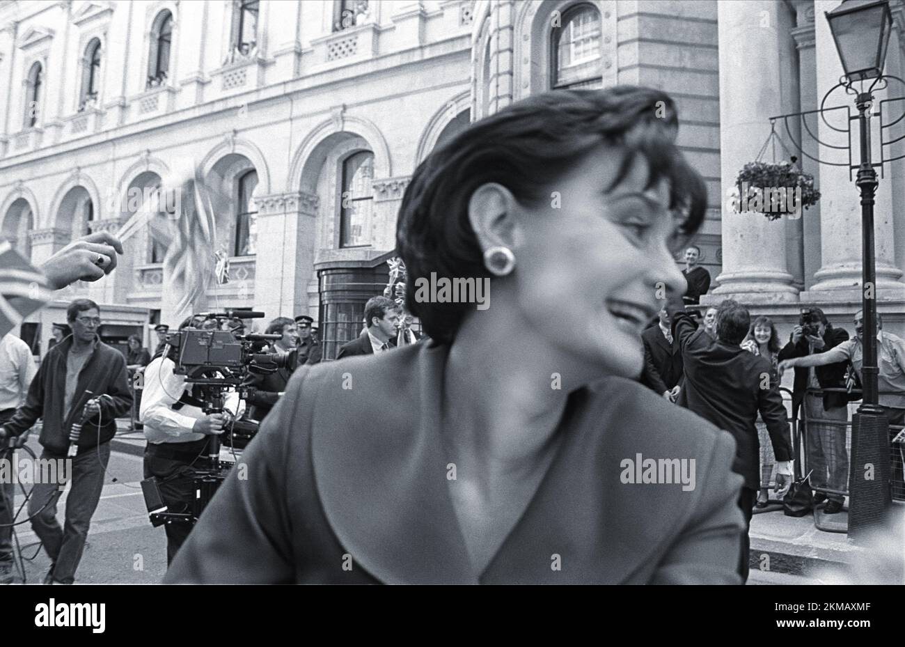 Cherie e Tony Blair arrivano a Downing Street, elezione generale, 1997 Foto Stock